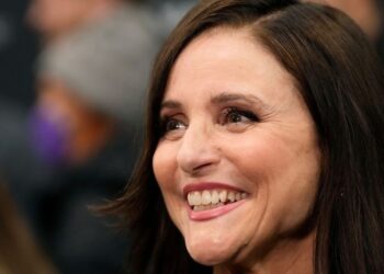 Jerry Seinfeld’s criticism of political correctness in comedy is viewed by Julia Louis-Dreyfus as a “red flag”