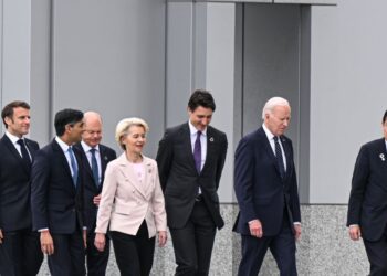 G7 leaders huddle in Italy to avoid political risk at home