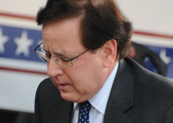 Howard Fineman, a seasoned political journalist and television commentator, passes away at 75