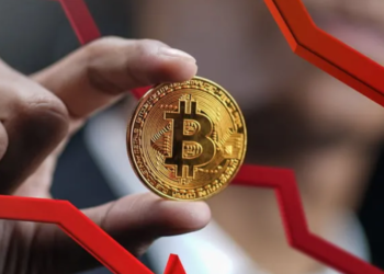 As $245 million in cryptocurrency longs are liquidated, the price of Bitcoin drops