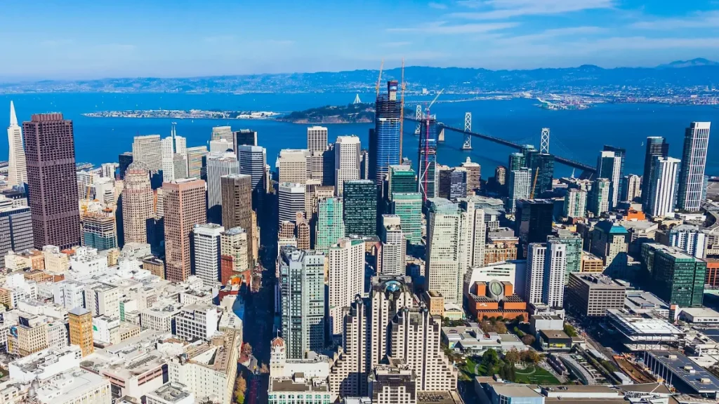 San Francisco California skyline and apartment buildings representing high rental costs